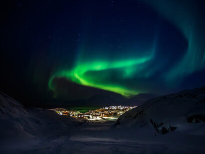 Nel corso di due secoli, la tradizione originaria dello sciamanesimo di Kalaallit Nunaat si è tramandata silente, senza mai prendere forma e luce in un uomo