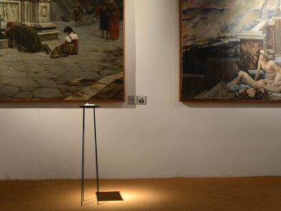 Pedraig Timoney - Box for glue, 1992, ceramica, gomma, acciaio, 30x30x130- Courtesy AGIVERONA Collection, Galleria Artericambi, Verona - Veduta Sala San Pio, Santa Maria della Scala, Siena - Ph. Michele Alberto Sereni
