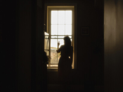 Mientras que la luz puede deslumbrar con su claridad, la sombra ofrece refugio y la posibilidad de explorar lo que yace más allá de la superficie