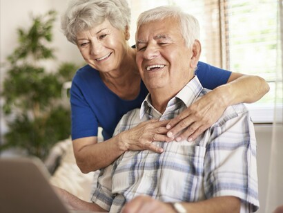 Casal de idosos felizes. É urgente formar uma nova cultura que reconheça o envelhecimento  como parte essencial da experiência humana. Isso exige ação concreta: criar políticas públicas eficazes, garantir acesso digno à saúde, moradia e assistência. Mas também exige mudanças culturais — educar para o envelhecimento, cultivar empatia, abrir rodas de escuta onde histórias possam florescer sem pressa