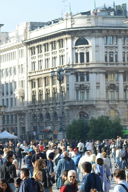 L’overtourism può portare alla perdita di identità culturale delle comunità locali, spinte ad adattarsi alle esigenze del turismo di massa