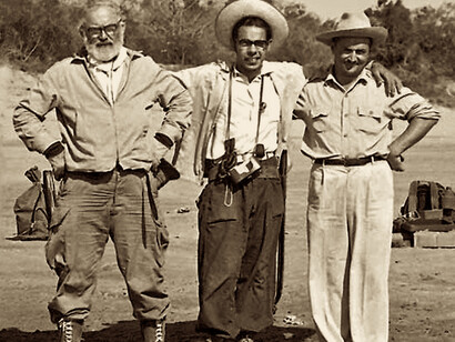 El naturalista, retratista y dibujante Charles Ventrillón; el biólogo y ecólogo Carlos Rivero Blanco y el entomólogo y bioespeleologo Carlos Bordón en Isla Cuba, en el Orinoco. Foto: Carlos Rivero Blanco