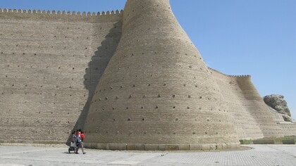 Le possenti mura della fortezza Ark (V sec.), storica residenza di vizir, emiri e leader militari, distrutta dai bombardamenti russi nel 1920 e ora risorta sulle antiche strutture alle porte della old city di Bukhara. 