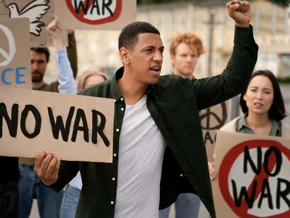 A protester raising his voice against war, symbolising the warning signs ignored by political and military elites