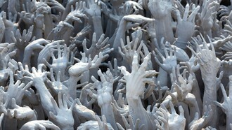 In un mondo anestetizzato dal rumore incessante delle notizie, il vero pericolo non è soltanto la guerra, ma l’assuefazione collettiva alla possibilità della catastrofe
