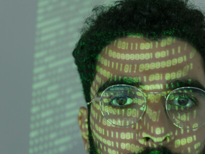 Al centralizar el control de datos en pocas corporaciones, la IA contribuye a consolidar un modelo de dominación global tecnocrática