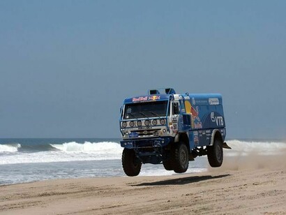 Camión pasando por una playa