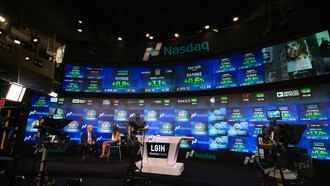 El jardín donde se asolean los 60 mil multimillonarios que controlan tres veces más riqueza que el 50% de la humanidad. El Nasdaq (National Association of Securities Dealers Automated Quotation) es la mayor bolsa de valores electrónica y automatizada de Estados Unidos. Fundada en 1971, destaca por albergar a las principales empresas del sector tecnológico, digitalizando el comercio de acciones sin necesidad de un parqué físico