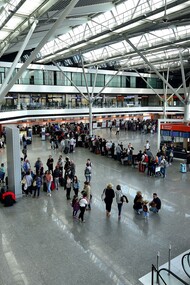 Mercoledì 10 settembre 2025, l’aeroporto internazionale di Varsavia è stato chiuso a causa dell’ingresso di droni russi nello spazio aereo polacco, provocando ritardi ai voli. Le difese aeree della Nato sono intervenute per intercettare i velivoli