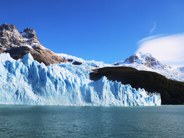 Resulta una propuesta valiosa para quienes buscan historias en las que el conflicto principal se desarrolla en el interior de los personajes, lejos del ruido mediático. Patagonia, Argentina, 2022