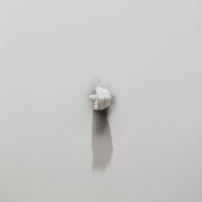 Douglas Gordon, Exhibit D, 2016, Carrara marble, 6 11/16 x 4 5/16 x 3 9/16 inches, 17 x 11 x 9 cm  © Studio lost but found / VG Bild-Kunst, Bonn 2017. Photo by Silia Psychi