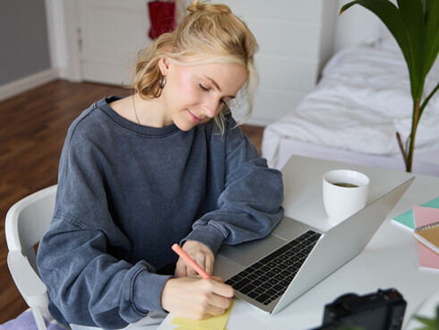 Todos buscaban calentar un poco la garganta antes que todo terminara. O dicho en retrospectiva, antes de que todo empezara y la reclusión antes que nada