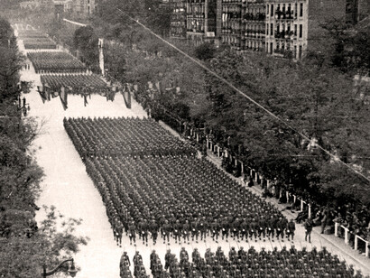 La infantería franquista desfila a lo largo de la Castellana (Madrid) formando en cuadriláteros