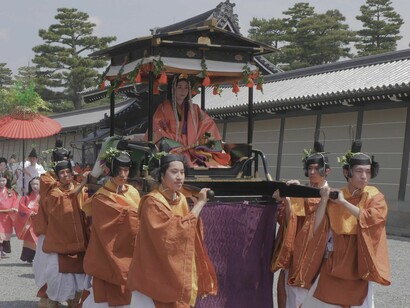 La visión de la myobu avanzando bajo el sol en la procesión del Aoi Matsuri se equipara alegóricamente con la búsqueda filosófica de la verdad, lo sagrado y la belleza efímera