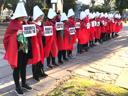 Hay tres razonamientos anti dogmáticos utilizados para desmentir los dogmas políticos y religiosos acerca de esos cuestionamientos éticos y morales