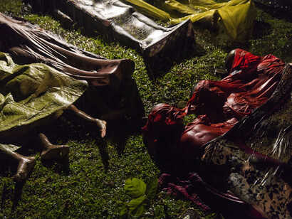 I corpi di un gruppo di profughi rohingya morti durante il naufragio della barca su
cui viaggiavano per fuggire dalla Birmania. Foto scattata a Inani beach, vicino a Cox’s Bazar, in Bangladesh, il 28 settembre 2018. Rohingya Crisis © Patrick Brown, Panos Pictures, for Unicef