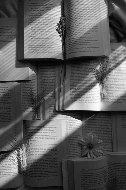 La reflexión concluye que la poesía mantiene viva la búsqueda de una palabra originaria y trascendente, aquella que, según el mito, se perdió con la ruptura entre el ser humano y lo absoluto