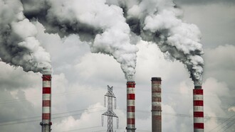 La contaminación que producen las grandes industrias es uno de los principales motores del cambio climático