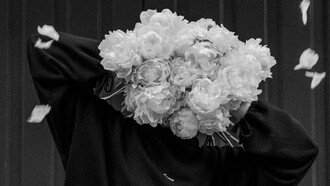 Deu um passo para trás, surpresa. No capacho, alguém havia deixado um lindo buquê de rosas. Ela o pegou, curiosa, sabendo que não era para ela. Não é que ela achasse que ninguém lhe mandaria flores — era solteira, mas poderia ser de sua mãe, uma amiga… Mas era porque, assim como sentira estar atrasada mais cedo, ela podia sentir que o que fazia era errado, como espiar pela fechadura a vida de outra pessoa