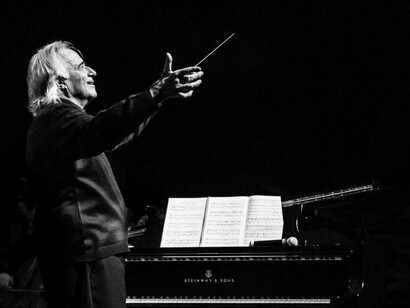 João Carlos Martins regendo a orquestra