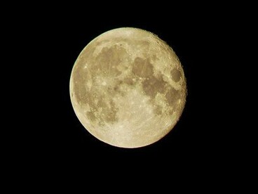 E, quando o outro vai embora sem dizer por quê, é como se ele levasse não só o que vocês viveram, mas também o que vocês sonharam.  
É como se ele sequestrasse o futuro que vocês desenharam juntos.
Você se pega revendo conversas antigas, tentando entender onde foi que tudo começou a desandar.
“Será que foi quando eu disse aquilo?” “Será que foi quando ele começou a responder diferente?”  