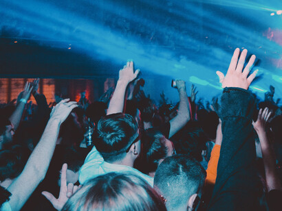 Fanáticos de la música en un evento. Las celebraciones incluyen eventos en discotecas, bares y reuniones privadas