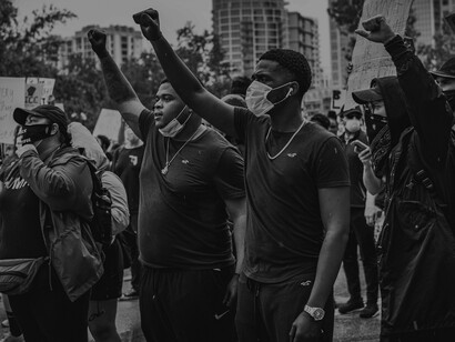 Será que ainda não perceberam até hoje que, desde a segunda república, nós somos escravos de um grupo de interesse bem identificado, que usa a capa de uma democracia dominadora e manipuladora e, a belo prazer, faz das suas, pois considera que este país é dele e que o povo lhe pertence?