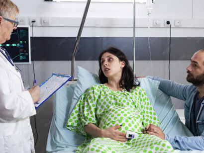 Período Expulsivo. Esta fase va desde la dilatación completa hasta el nacimiento del bebé. La duración es variable y depende de factores como el número de partos previos y la anestesia epidural. Las contracciones son menos frecuentes pero más intensas. El bebé desciende y rota por el canal de parto hasta nacer