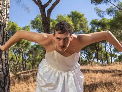 El simbolismo impregna cada rincón de la obra. El toro, representación del patriarcado y del instinto salvaje, embiste una y otra vez contra la mujer, condenada desde el origen a la pasividad, a la resistencia muda ante el envite