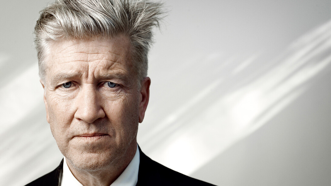 Un año después de su partida, David Lynch sigue habitando la memoria de quienes entendemos el cine como una experiencia sensorial, simbólica y profundamente humana