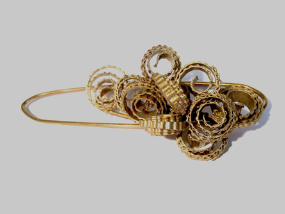 Spilla 'Riccioli oro', 2016, cartoncino ondulato e metallo 90x30 mm   