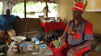 Médecine traditionnelle en Afrique. Traitée de paganisme et de charlatanisme durant l’ère coloniale, la médecine traditionnelle africaine est aujourd’hui de nouveau revalorisée