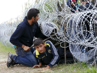 Inmigrantes sirios atraviesan las alambradas que los países europeos colocaron en sus fronteras