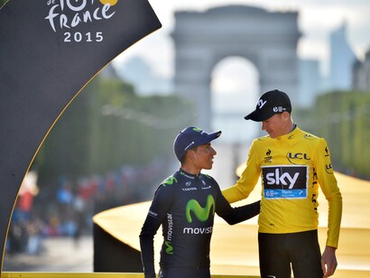 Nairo Quintana junto a Chris Froome en el pódium de los Campos Elíseos del Tour 2015