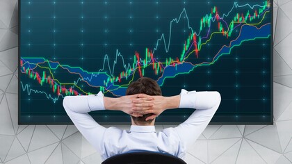 Un trader observando una gráfica en una pantalla