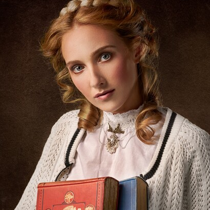 Nel Medioevo, soprattutto in Europa, il lusso fu spesso regolamentato da leggi suntuarie che stabilivano chi potesse indossare certi tessuti o colori