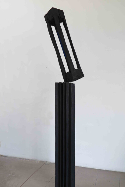 Nunzio, Senza Titolo, 1997, pastello e combustione su legno, 340x30x42 cm. Courtesy of Palazzo dei Consoli e Palazzo Ducale