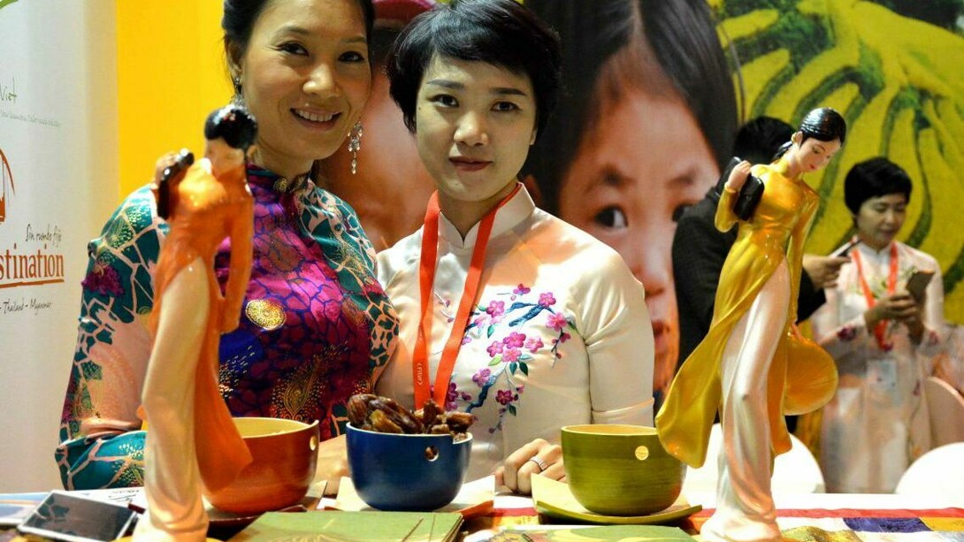 Trabajadores en uno de los expositores de Fitur