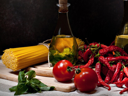 Dieta Mediterrânica, manjericão, espaguete, azeite, páprica, tomates