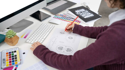 El uso de arquetipos en branding permite a las marcas construir una personalidad clara y coherente, que resuene emocionalmente con su público objetivo