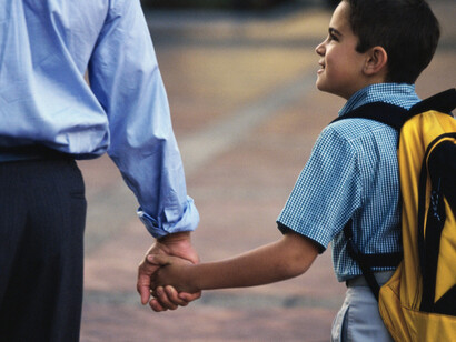 Padre e hijo de la mano