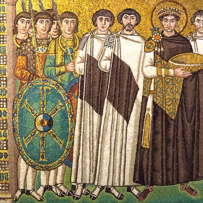 Mosaico dell'abside della Basilica di San Vitale. Corte dell'imperatore Giustiniano con l'arcivescovo Massimiano di Ravenna e altri tre ecclesiastici alla sua destra, e due funzionari di corte e le sue guardie alla sua sinistra. Ravenna, Emilia-Romagna, Italia