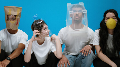 Jovens usam acessórios cobrindo seus rostos em alusão ao período pandêmico vivido no Brasil e no mundo