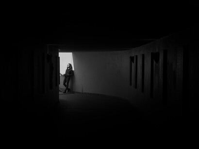 Mujer contempla el cielo al final de un oscuro tunel