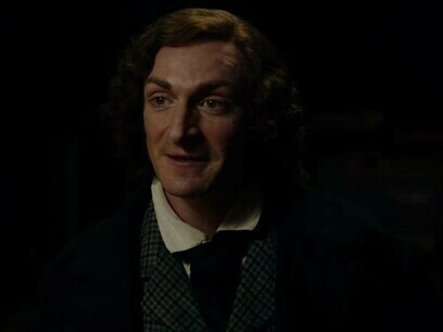 Marcus Lamb nelle vesti di Bob Cratchit nell' Uomo che inventò il Natale  (MGM - Netflix)