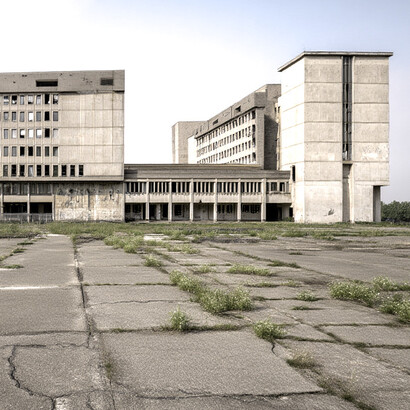 Die Materialien in der Installation wirken wie politische Aussagen, ohne Botschaften zu formulieren. Flachs und Hanf als Erinnerung an *Handwerk und Arbeiter*innen, Beton als Symbol moderner Infrastruktur, Pfützen als leise Rebellion gegen Härte