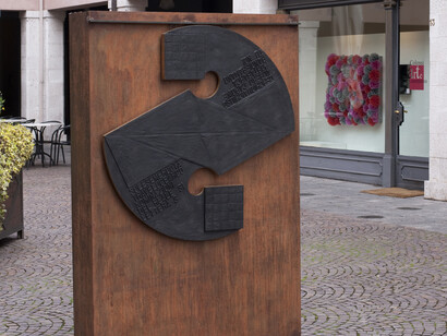 Gio' Pomodoro, Sole produttore 2, 1974, bronzo, diametro 119 cm, esposto nella piazzetta di Corsia del Gambero
