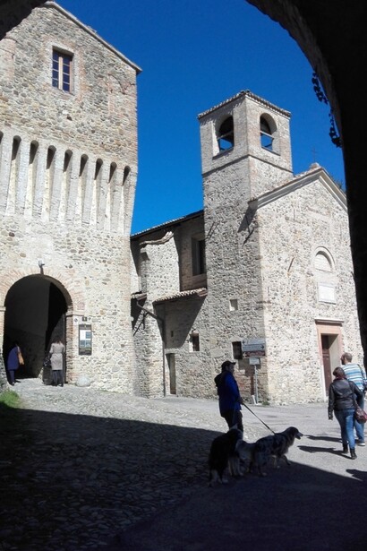 Le strade intorno al Castello di Torrechiara