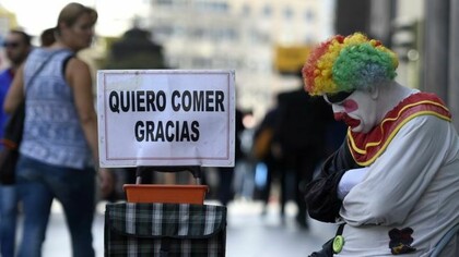 Un payaso pidiendo en la calle