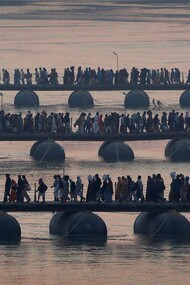 Panorama sobre o recinto do festival Kumbh Mela, na confluência dos rios Ganges e Yamuna, Índia
